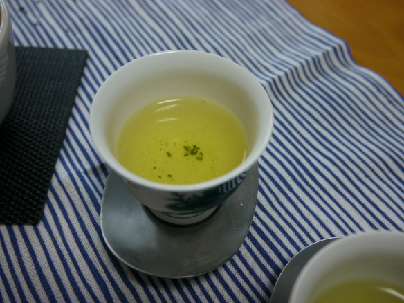 cuenco con té verde japonés