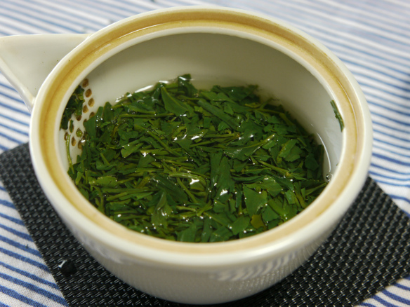 más hojas de té verde japonés